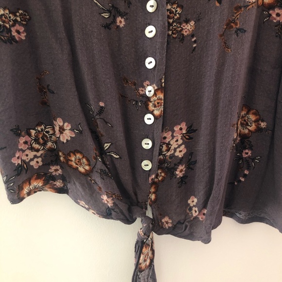 Cropped flutter sleeve top - Picture 4 of 4